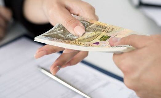 Bankat shtrengojne kushtet e kredise per bizneset dhe individet: Bie ndjeshem kerkesa